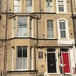 Scoresby's - 2-bedroom With Parking Whitby