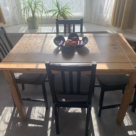 Scoresby's - 2-bedroom With Parking Apartment