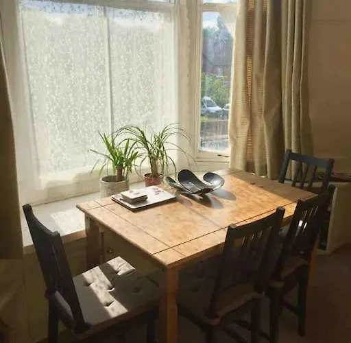 Scoresby's - 2-bedroom With Parking 휫비